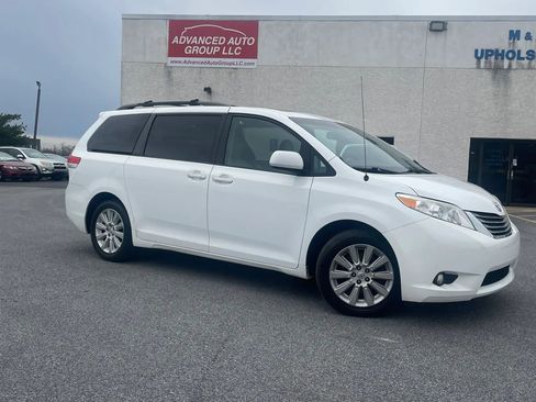 Used 2013 Toyota Sienna XLE w/ Entertainment Pkg image 11