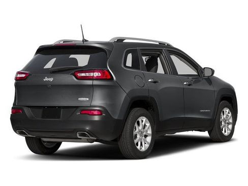 Used 2018 Jeep Cherokee Latitude Plus w/ Comfort/Convenience Group FWD image 2