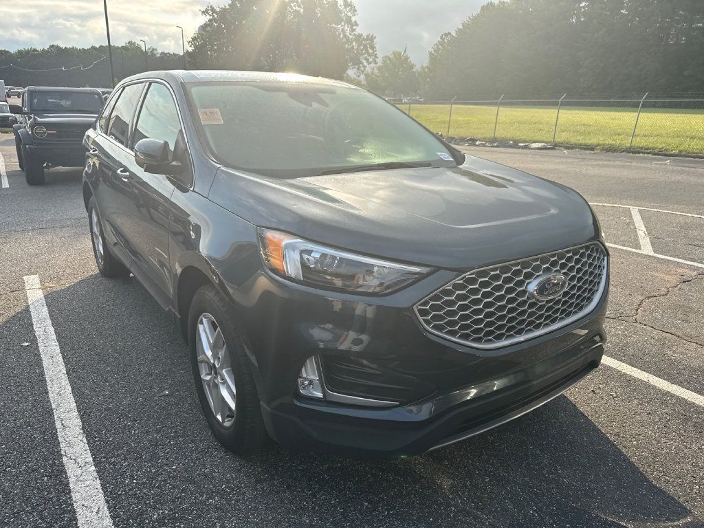 Used 2024 Ford Edge SEL w/ Convenience Package AWD/4WD image 3