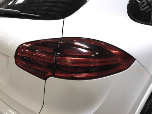 Used 2018 Porsche Cayenne Platinum Edition w/ Premium Package image 8