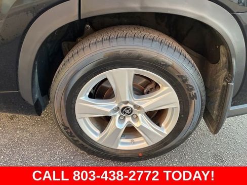 Used 2024 Toyota Highlander LE FWD image 31