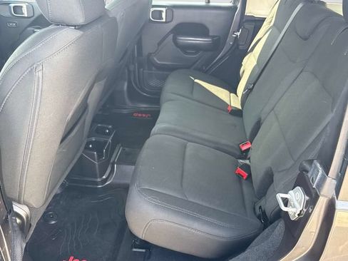 Used 2018 Jeep Wrangler Unlimited Sport S AWD/4WD image 17