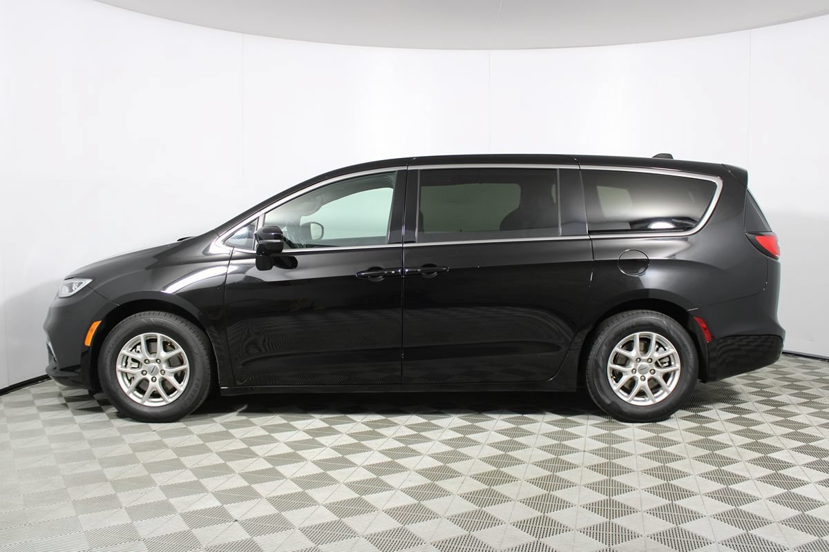Used 2025 Chrysler Pacifica Select FWD image 33