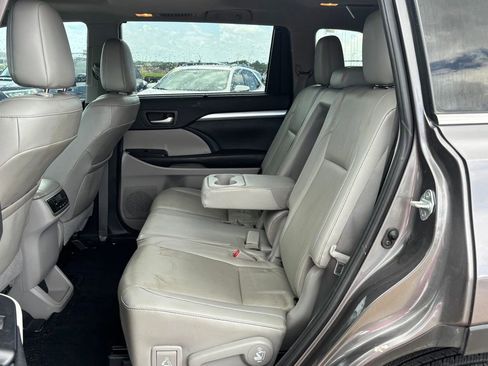 Used 2019 Toyota Highlander XLE FWD image 8