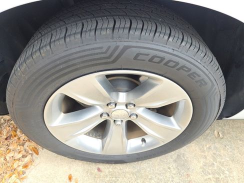 Used 2019 Dodge Challenger SXT image 5