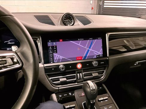 Used 2025 Porsche Macan image 10