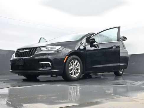 Used 2024 Chrysler Pacifica Touring-L image 35
