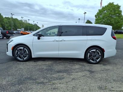 New 2027 Chrysler Pacifica Limited