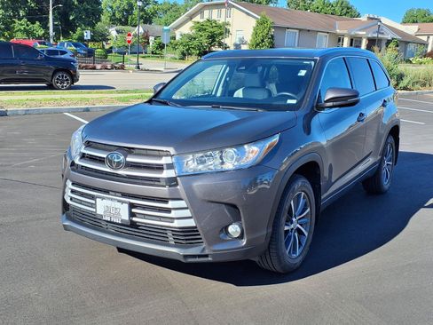 Certified 2018 Toyota Highlander XLE AWD/4WD image 32