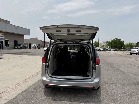 Used 2018 Chrysler Pacifica Touring-L FWD image 8