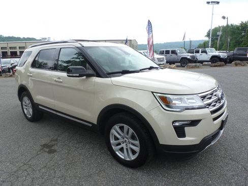 Used 2018 Ford Explorer XLT w/ Equipment Group 202A AWD/4WD image 5