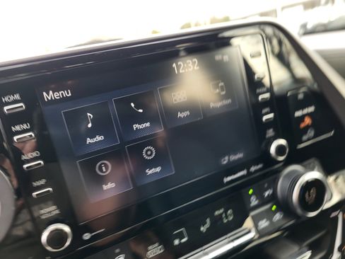 Used 2020 Toyota Highlander XLE image 27