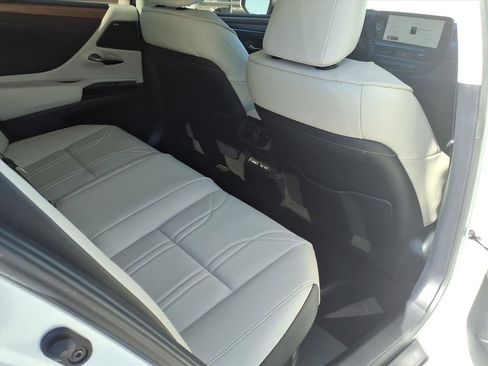 Used 2025 Lexus ES 300h w/ Luxury Package image 13