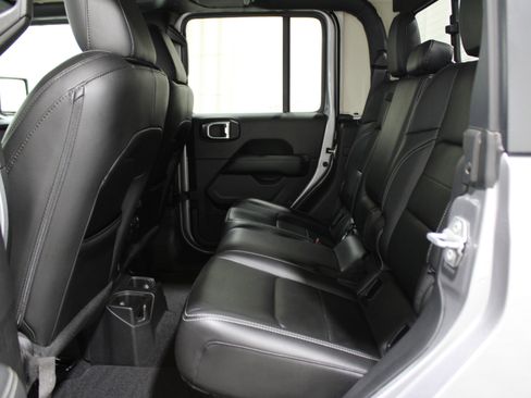 Used 2020 Jeep Gladiator Overland image 27