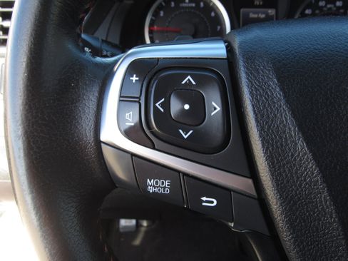 Used 2016 Toyota Camry image 22