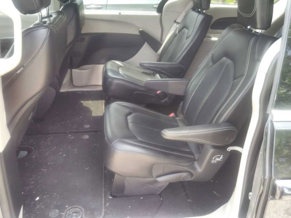 Used 2023 Chrysler Pacifica Touring-L FWD image 6