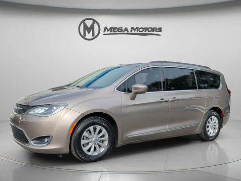 Used 2017 Chrysler Pacifica Touring-L image 2