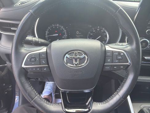 Used 2021 Toyota Highlander XSE FWD image 13