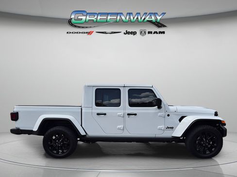 Used 2025 Jeep Gladiator Sport AWD/4WD image 4
