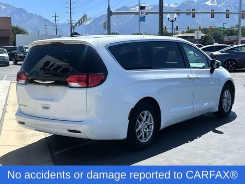Used 2023 Chrysler Voyager LX FWD image 4