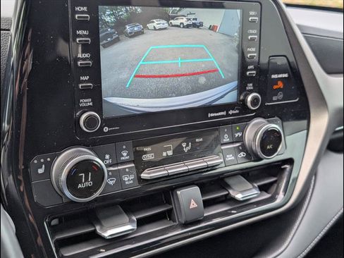 Used 2022 Toyota Highlander XLE image 12