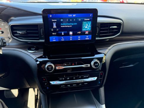 Used 2024 Ford Explorer Limited image 8