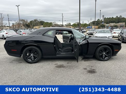 Used 2019 Dodge Challenger SXT image 33