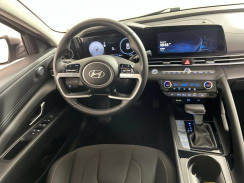 Used 2025 Hyundai Elantra SEL FWD image 17