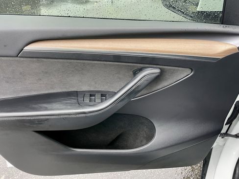 Used 2022 Tesla Model Y Long Range image 12