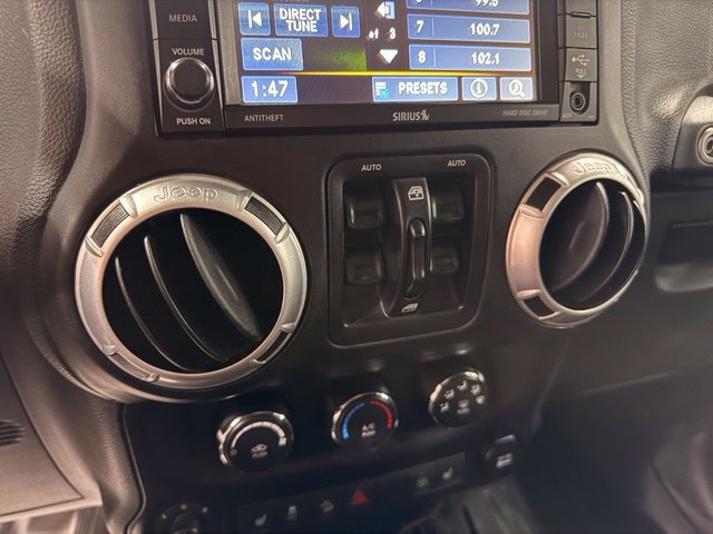 Used 2015 Jeep Wrangler Unlimited Sahara w/ Connectivity Group AWD/4WD image 15