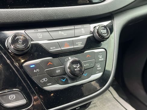 Used 2020 Chrysler Pacifica Touring-L w/ S Appearance Package image 19