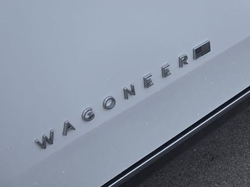 Used 2022 Jeep Wagoneer Series III w/ Premium Group I AWD/4WD image 11