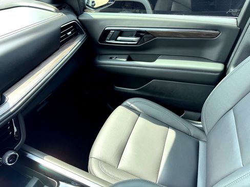 Used 2025 Chevrolet Tahoe Z71 w/ Comfort Package image 33