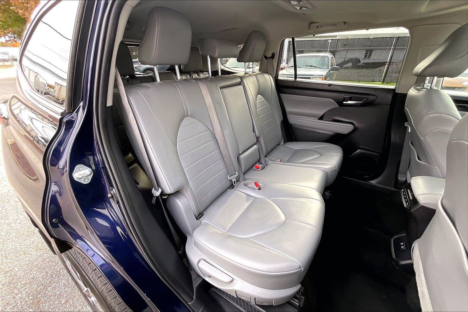 Used 2021 Toyota Highlander XLE AWD/4WD image 32