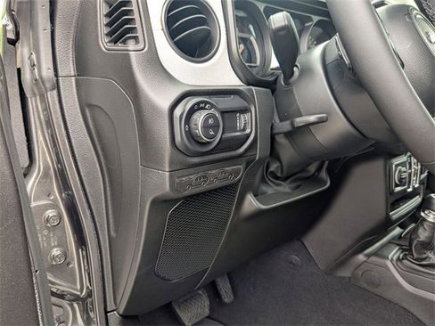 New 2025 Jeep Gladiator Sport image 15