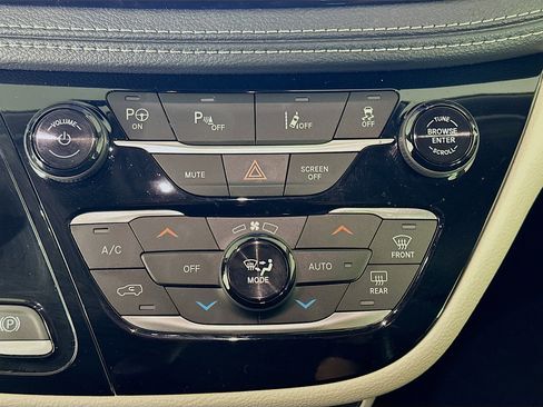 Used 2023 Chrysler Pacifica Touring-L FWD image 23