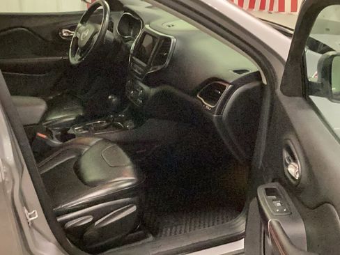 Used 2019 Jeep Cherokee Trailhawk image 17