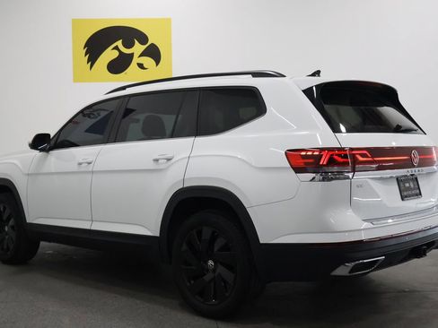 Used 2024 Volkswagen Atlas SE w/ Panoramic Sunroof Package image 9