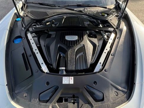 Used 2018 Porsche Panamera RWD image 2