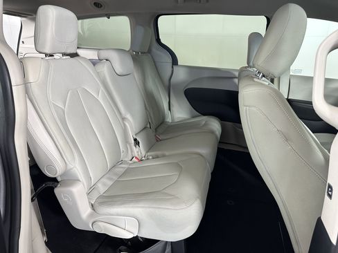 Used 2017 Chrysler Pacifica Touring w/ Tire & Wheel Group FWD image 27
