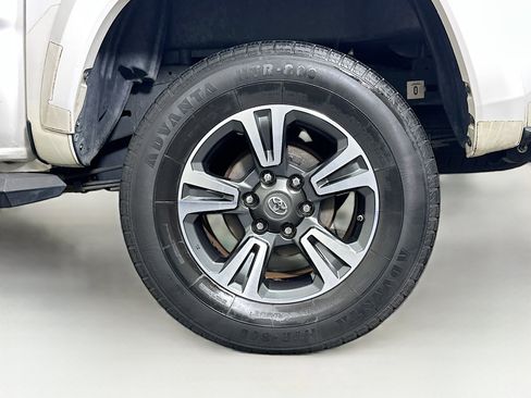 Used 2019 Toyota Tacoma TRD Sport image 11