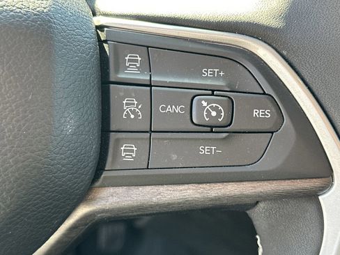 Used 2023 Jeep Grand Cherokee L Limited w/ Black Appearance Package image 29