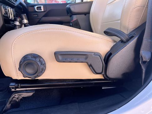 Used 2018 Jeep Wrangler Unlimited Sahara image 12