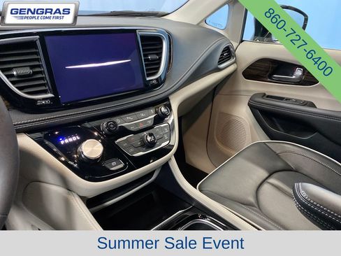 Certified 2024 Chrysler Pacifica Limited FWD image 15