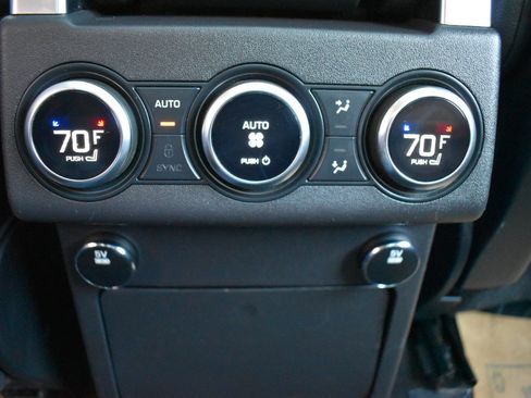 Used 2017 Land Rover Discovery HSE image 28