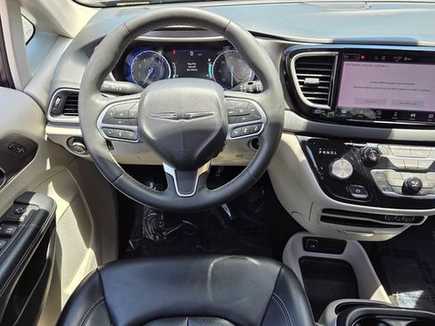 Used 2023 Chrysler Pacifica Touring-L FWD image 12