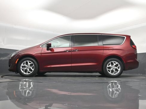 Used 2020 Chrysler Pacifica Touring w/ Tire & Wheel Group FWD image 15
