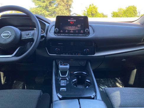 Used 2022 Nissan Rogue SV image 16