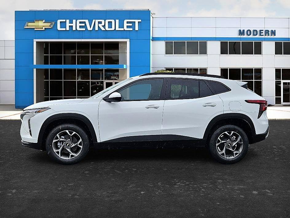 Used 2026 Chevrolet Trax LT FWD image 2