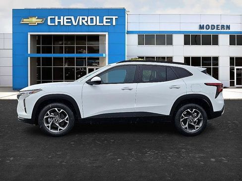 Used 2026 Chevrolet Trax LT FWD image 2
